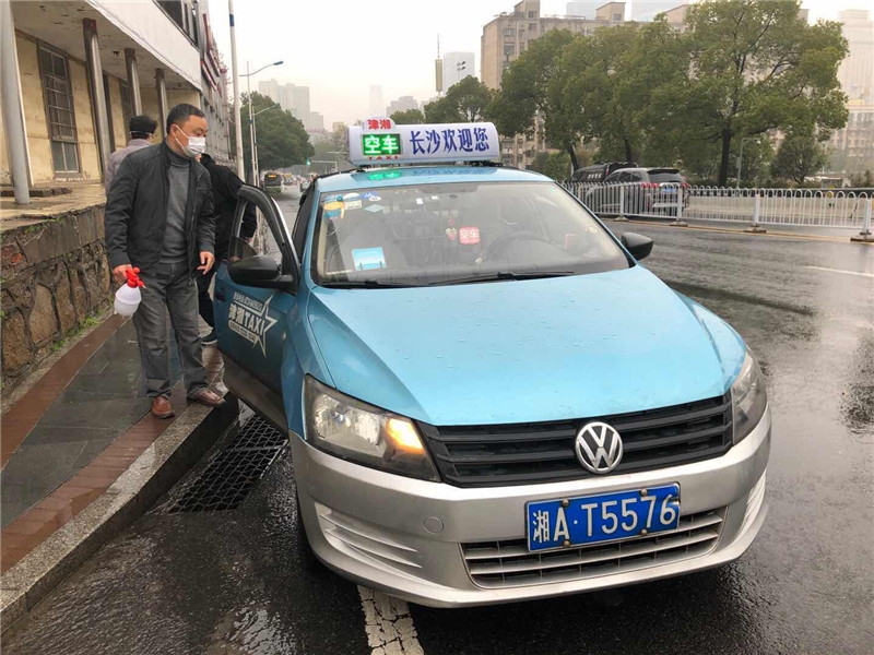 湖南新物产集团所属出租车公司积极防疫，为医护人员保驾护航 2.jpg